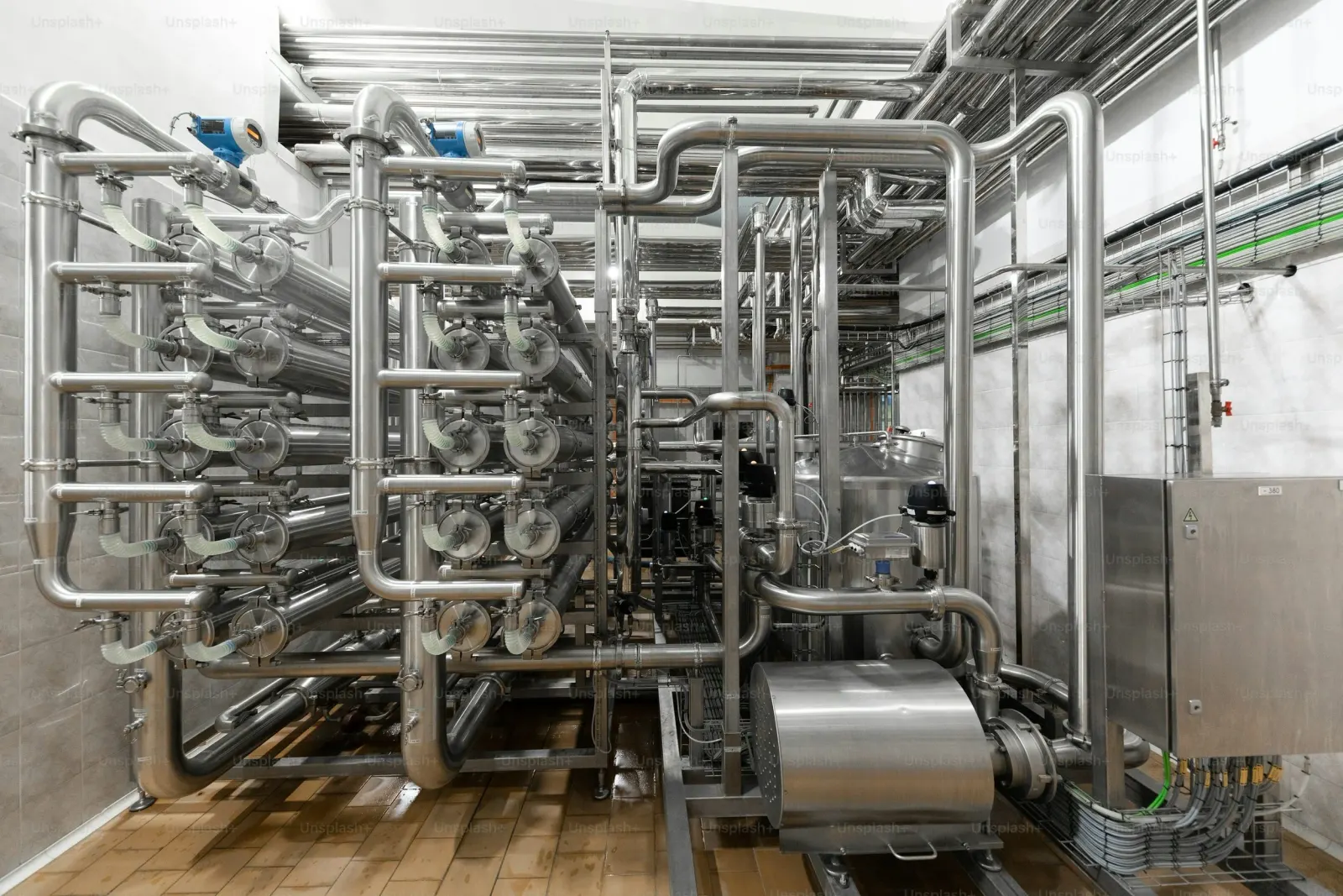 Impianto industriale con tubazioni e valvole